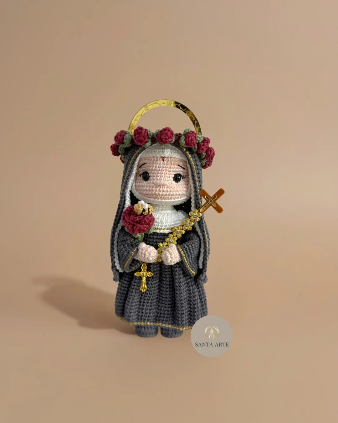 Santa Rita de Cássia das Rosas – Amigurumi Sagrado em Crochê