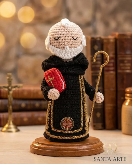 São Bento Protetor da Fé e do Lar – Amigurumi Sagrado em Crochê