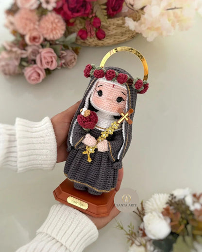 Santa Rita de Cássia das Rosas – Amigurumi Sagrado em Crochê