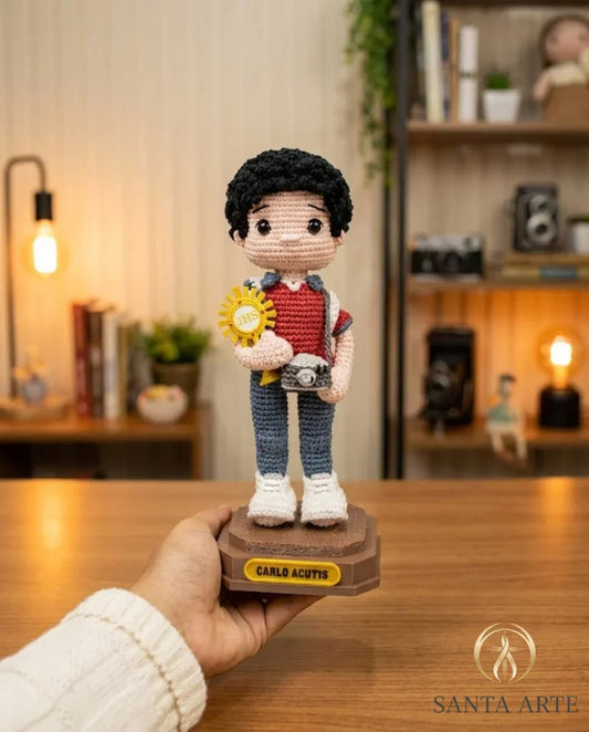 São Carlo Acutis da Eucaristia Viva – Amigurumi Sagrado em Crochê
