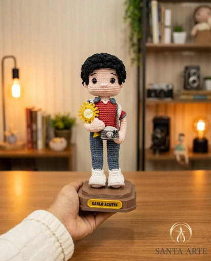 São Carlo Acutis da Eucaristia Viva – Amigurumi Sagrado em Crochê