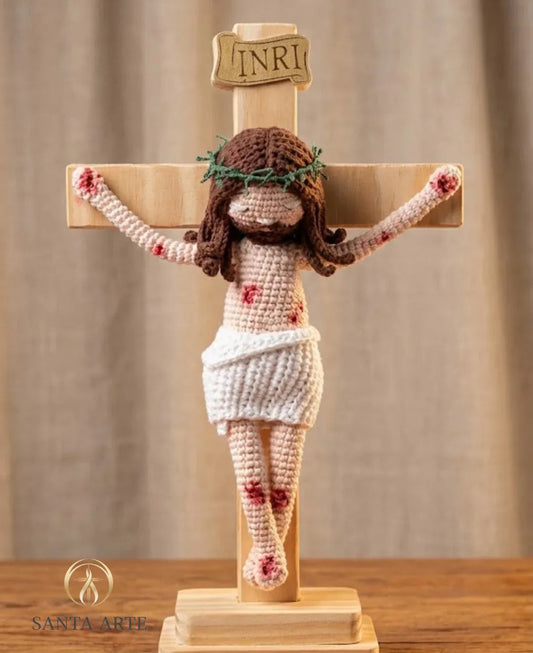 Jesus Cristo na Cruz do Calvário – Amor Redentor em Amigurumi Sagrado