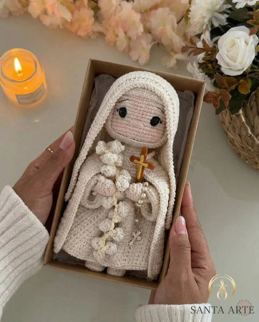 Santa Teresinha do Menino Jesus das Rosas do Amor – Amigurumi Sagrado em Crochê