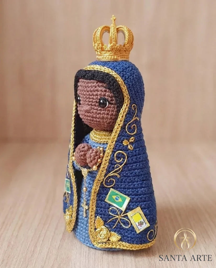Nossa Senhora Aparecida da Proteção Divina – Amigurumi Sagrado em Crochê |