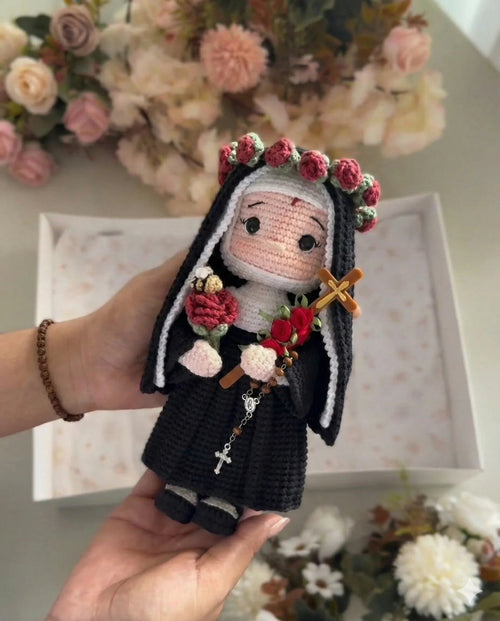 Santa Rita de Cássia das Rosas da Esperança – Amigurumi Sagrado em Crochê