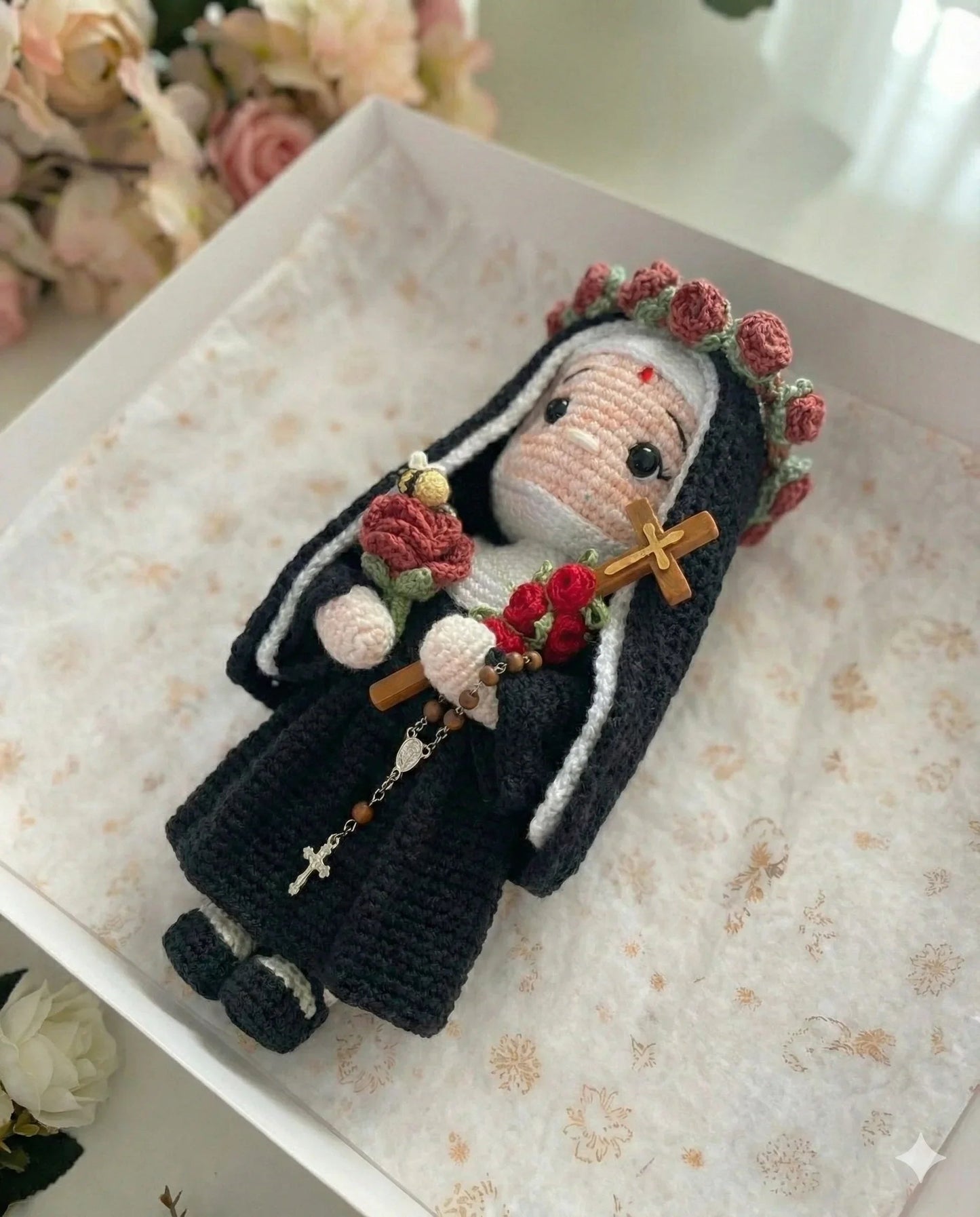 Santa Rita de Cássia das Rosas da Esperança – Amigurumi Sagrado em Crochê