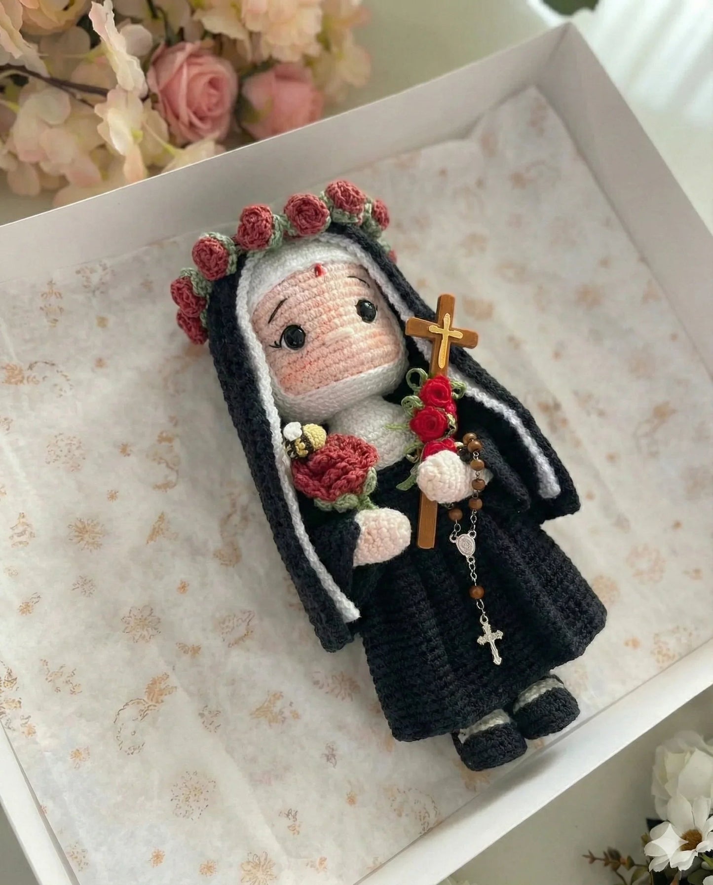 Santa Rita de Cássia das Rosas da Esperança – Amigurumi Sagrado em Crochê