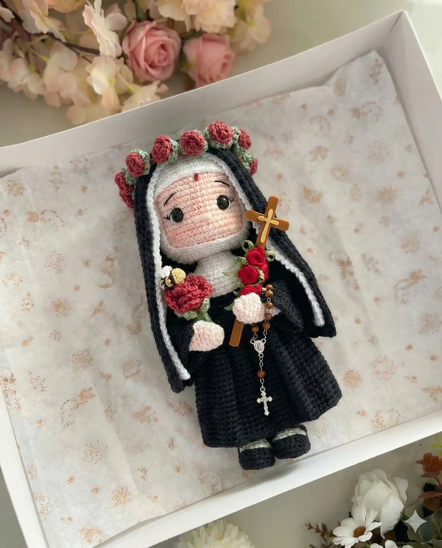 Santa Rita de Cássia das Rosas da Esperança – Amigurumi Sagrado em Crochê