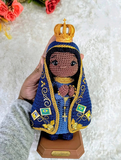 Nossa Senhora Aparecida da Proteção Divina – Amigurumi Sagrado em Crochê |