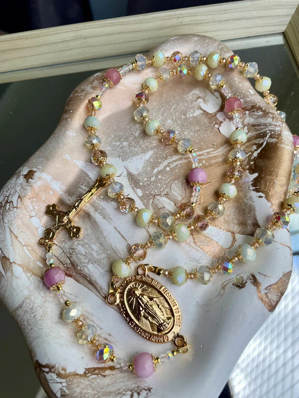 Terço Santa Arte - em cristal branco noiva, opalina e âmbar